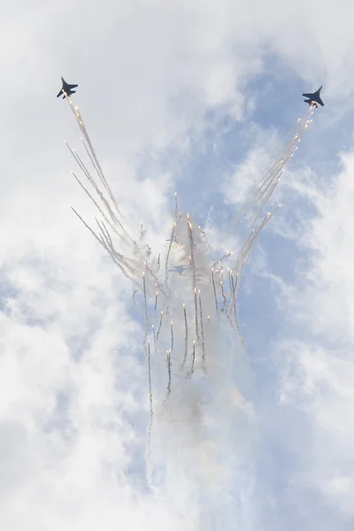 Equipo acrobático "Swifts" en el cielo en una exhibición aérea en el Salón Internacional de Defensa Marítima IMDS-2013, San Petersburgo —  Fotos de Stock