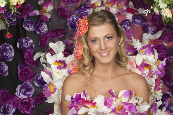 Hada Flor. Retrato de una hermosa chica con una flor en el pelo —  Fotos de Stock