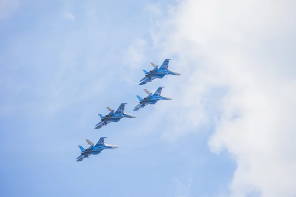 Kunstvlieger team "gierzwaluwen" in de lucht op een luchtshow bij de internationale maritieme verdediging Toon imds-2013, st. petersburg — Stockfoto