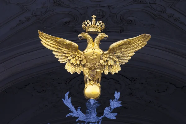 金色双头鹰 — — 俄罗斯圣彼得堡冬宫博物馆中央入口上空会徽 图库图片