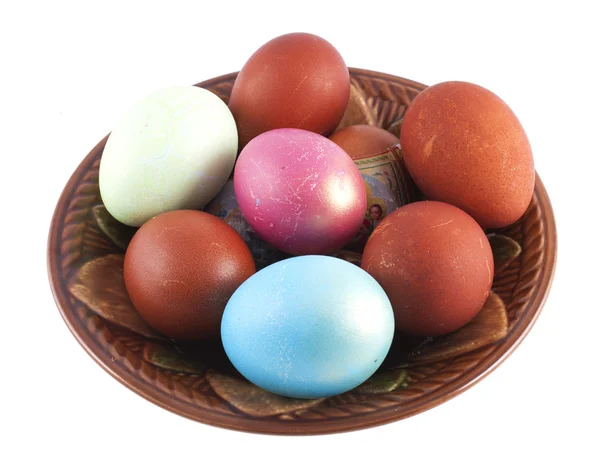 Красочные пасхальные яйца в тарелке — стоковое фото