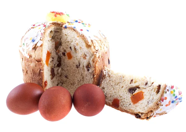 Пасхальный торт и окрашенные яйца — стоковое фото