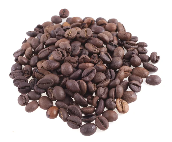Bando de grãos de café deitado sobre um fundo branco — Fotografia de Stock