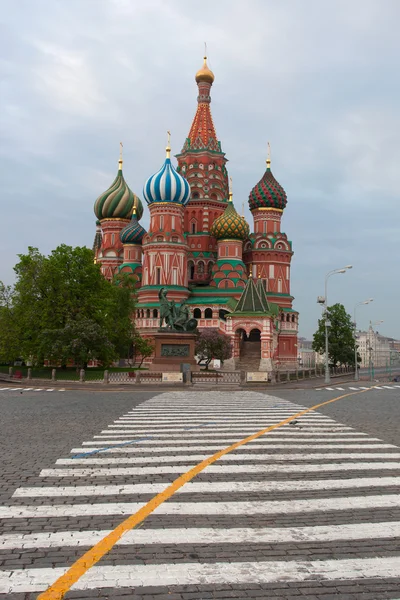 Rusko. Moskva. Pokrovsky cathedral (katedrála v st. basil) na Rudém náměstí v časných ranních hodinách — Stock fotografie