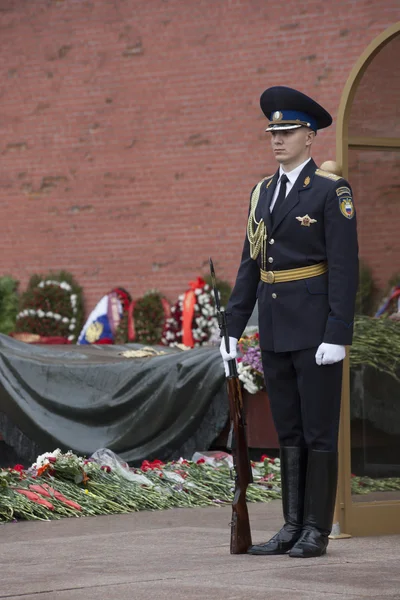 A Rússia. Moscovo. Guarda de honra no túmulo do soldado desconhecido em Alexander Garden . — Fotografia de Stock