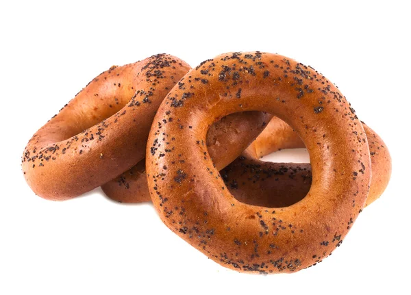 Bagels con semillas de amapola sobre un fondo blanco — Foto de Stock