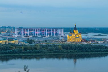 - Rusya. Nizhny Novgorod. Kutsal Prens Alexander Nevsky Katedrali 'nin ve stadyumun gece manzarası.