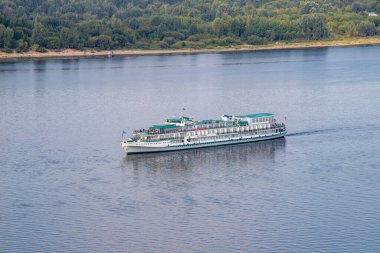 - Rusya. Nizhny Novgorod. Motorlu gemi Volga boyunca yelken açar.