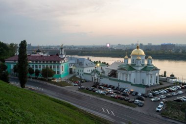 - Rusya. Nizhny Novgorod. Gün batımında Annunciation Manastırı manzarası