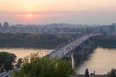 - Rusya. Nizhny Novgorod. Gün batımında Kanavinsky Köprüsü