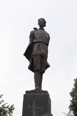 Nizhny Novgorod. Gorky Meydanı 'ndaki parkta Maxim Gorky' nin bronz anıtı