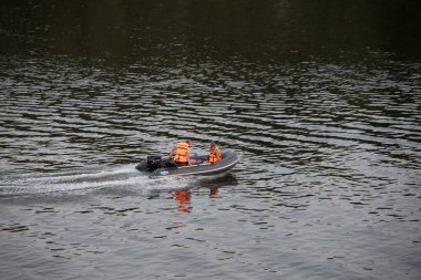 - Rusya. Nizhny Novgorod. Motorlu tekne Volga nehrinde yelken açar.