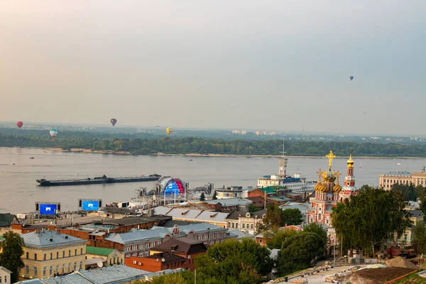 俄罗斯 Nizhny Novgorod 从Azimut旅馆俯瞰城市的夏景 免版税图库照片