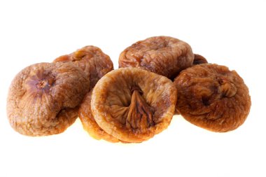 Kurutulmuş incirler beyaz arkaplanda izole edildi