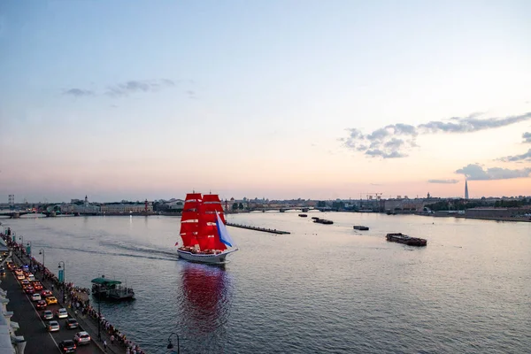 俄罗斯 圣彼得堡 2021年红船 俄罗斯号 用红帆在涅瓦河上航行 — 图库照片