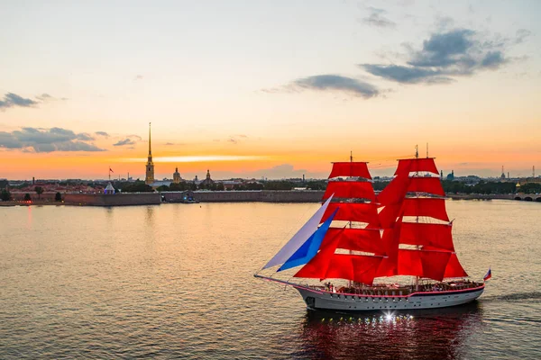 Petersburg Scharlachrote Segel 2021 Segelboot Mit Scharlachroten Segeln Auf Der Stockbild