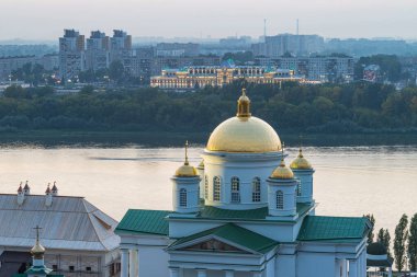 - Rusya. Nizhny Novgorod. Gün batımında Annunciation Manastırı manzarası