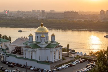 - Rusya. Nizhny Novgorod. Gün batımında Annunciation Manastırı manzarası
