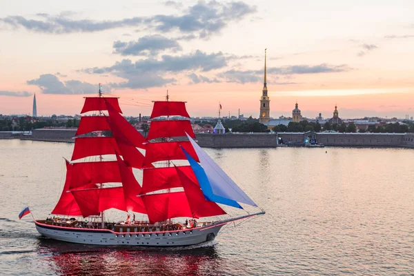 Saint Petersburg Scarlet Sails 2021 Sailboat Scarlet Sails Neva Rechtenvrije Stockafbeeldingen