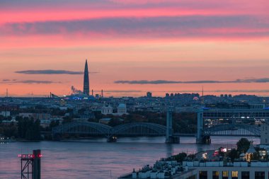 - Rusya. Aziz Petersburg. Neva boyunca uzanan Finlyandsky demiryolu köprüsü, Alexander Nevskaya Lavra ve Lakhta Merkezi