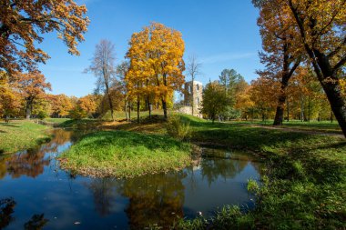 - Rusya. Strelna. Oryol Parkı. Yıkım kulesi