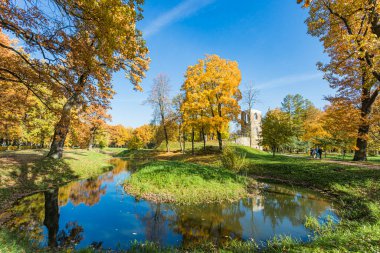 - Rusya. Strelna. Oryol Parkı. Yıkım kulesi