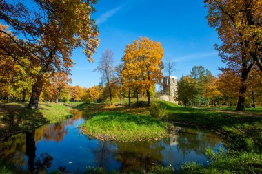 - Rusya. Strelna. Oryol Parkı. Yıkım kulesi