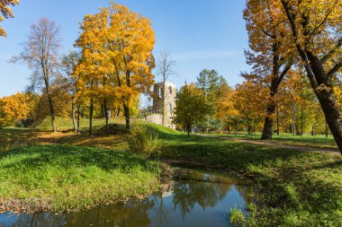 - Rusya. Strelna. Oryol Parkı. Yıkım kulesi
