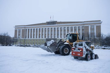 - Rusya. Velikiy Novgorod. Şehir yönetiminin arka planında kar küreme aracı var