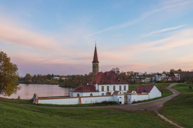 - Rusya. Gatchina. Manastır Kalesi Görünümü