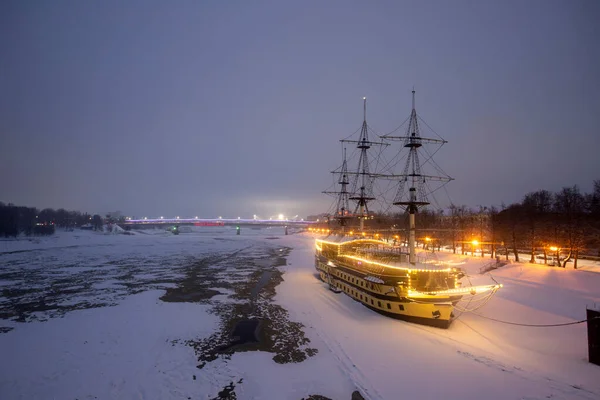 Ryssland Velikiy Novgorod Segelbåt Banvallen Floden Volchov — Stockfoto
