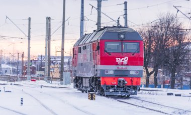 - Rusya. Aziz Petersburg. Vitebsk tren istasyonu. Çekiş dizel lokomotifi