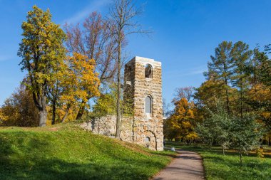 - Rusya. Strelna. Orlovsky Parkı. yıkım kulesi