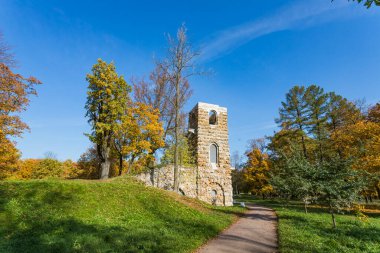 - Rusya. Strelna. Orlovsky Parkı. yıkım kulesi