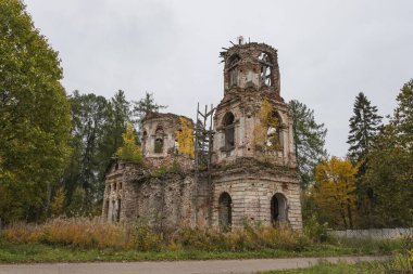 - Rusya. Leningrad bölgesi. Elizavetino 'nun mülkü. Meryem Ana 'nın Vladimir Simgesi Kilisesi.