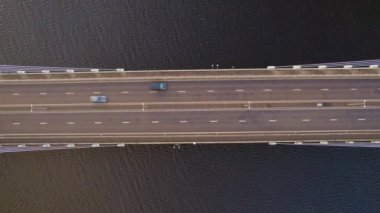 Araçlar Köprüden Geçerek Nehirden Geçiyor