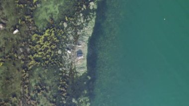 Bir Rocky Kıyı Şeridi Kuş Gözü Görünümü