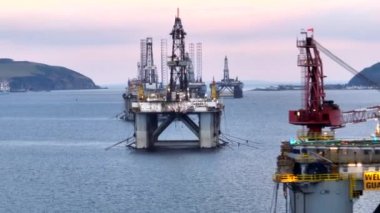 Petrol ve Gaz Sondaj Aracının Hava Görüntüsünü Kapat