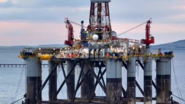 Petrol ve Gaz sondaj platformları ve platformlarının hava görüntüsü
