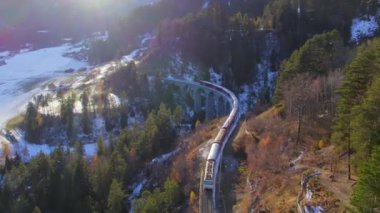 İsviçre 'de Güzel Manzaralar' dan geçen bir tren