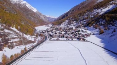 İsviçre 'deki Tasch Köyü Kış Havası Manzarası