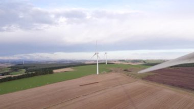 Yenilenebilir enerji üreten Rüzgar Türbininin Hava Görüntüsünü Kapat
