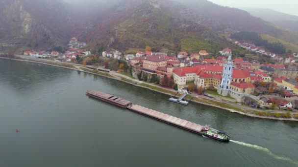 Vrachtschip Een Rivier Vervoermiddel Goederen Voorbij Een Stad — Stockvideo