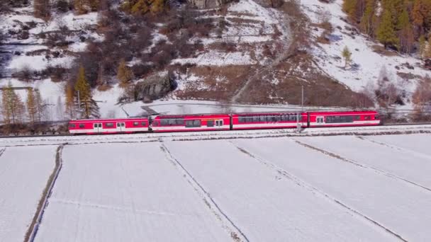 Τρένο Σκι Στην Ελβετία Χρησιμοποιείται Για Μεταφορά Επιβατών Και Σκιέρ — Αρχείο Βίντεο