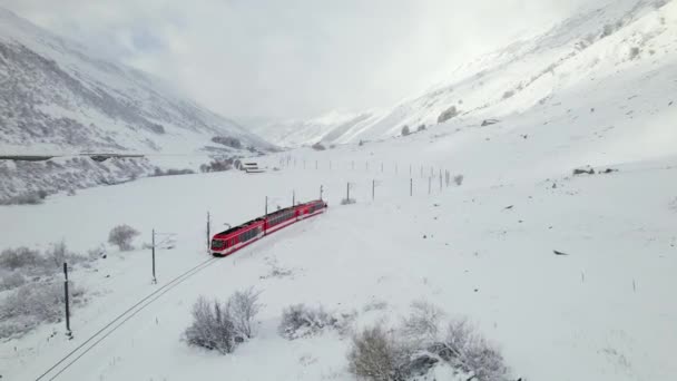 Skizug Der Schweiz Zum Pendeln Von Passagieren Und Skifahrern Die — Stockvideo