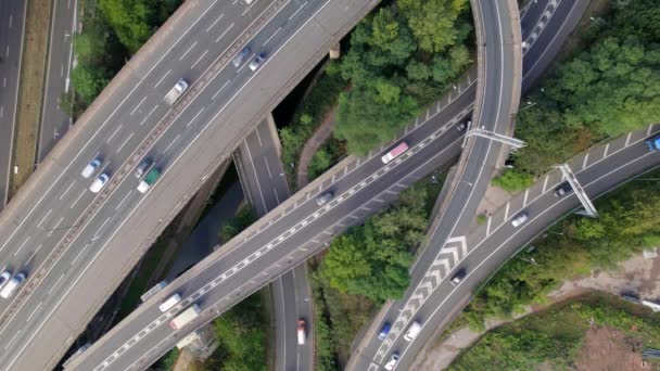 スパゲティインターチェンジでの車の運転鳥の目の空中ビュー — ストック動画