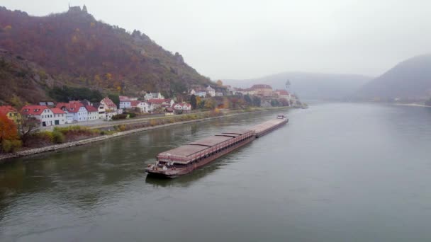 町を通過する貨物及び貨物を輸送する川の上の貨物プッシャーボート — ストック動画