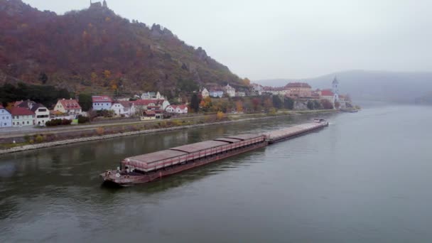 町を通過する貨物及び貨物を輸送する川の上の貨物プッシャーボート — ストック動画