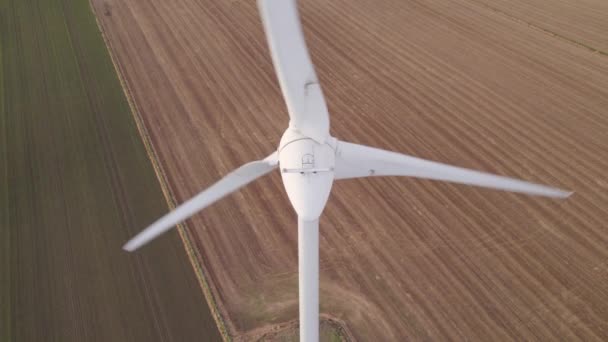 Una Turbina Eólica Tierra Que Genera Energía Renovable — Vídeo de stock