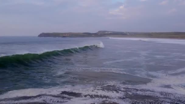 海浪在接近海岸时上升的高度和力量 — 图库视频影像